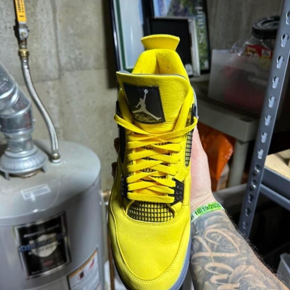 Jordans Retro 4 Lightning - Picture 2 of 4
